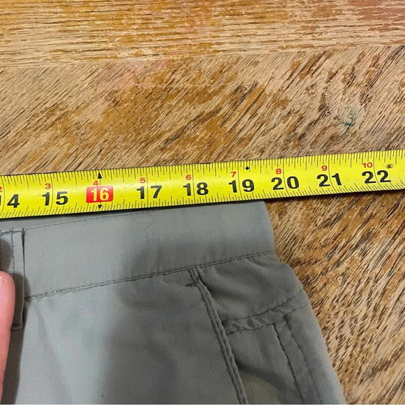 REI Men's light gray 100% Nylon, Side Zipper Pocket Shorts Size 38. - Picture 4 of 6